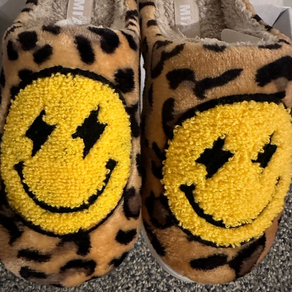 NWT: Happy Face slippers 7M - Picture 2 of 5